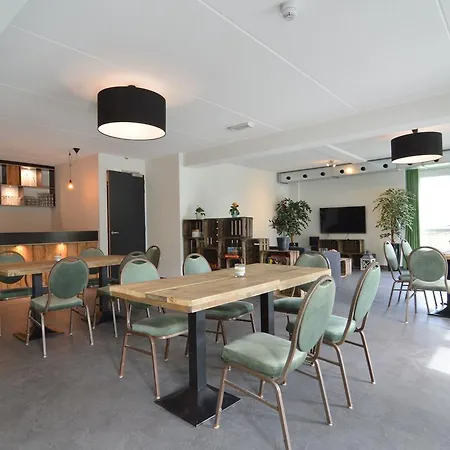 Modern Farmhouse In With Private Garden